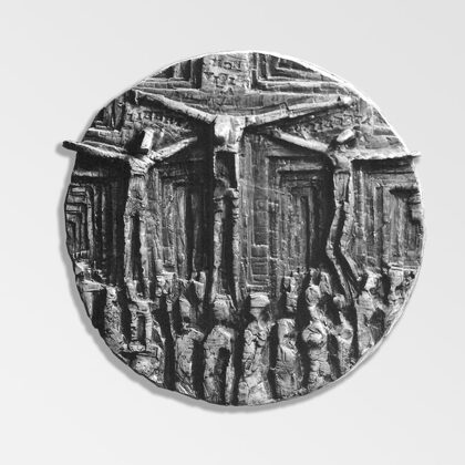 "Continuità storica della crocifissione" 1969 terracotta patinata Ø cm 35