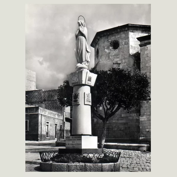 Monumento con statua, 1954, pietra, Chiesa Immacolata, Comiso