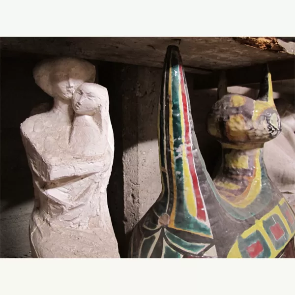 "Maternità"1957 gesso  e "Gatto" 1953 ceramica